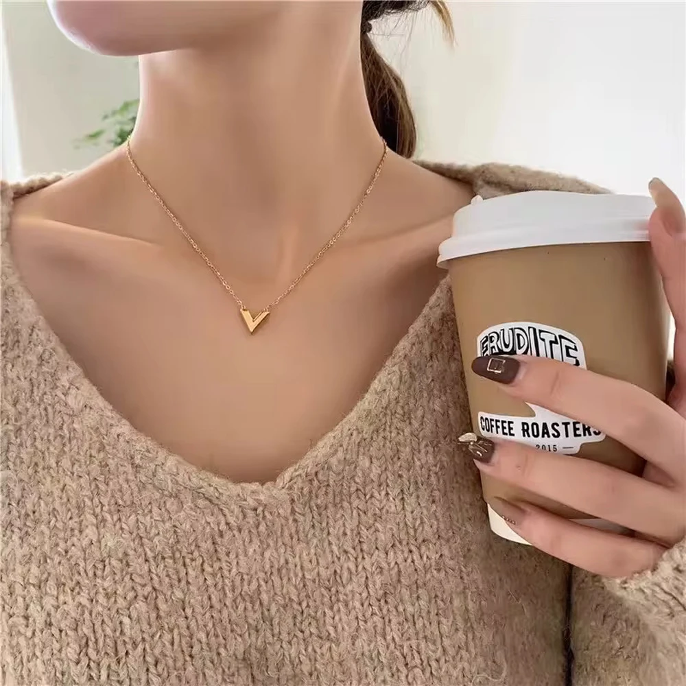 V Initial Pendant